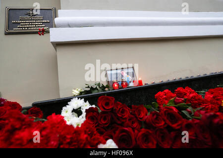 Moscow, Russia. 25th December, 2016. Flowers near Alexandrov Hall, a rehearsal room of the Alexandrov Ensemble, in memory victims of a Russian Defense Ministry Tu-154 plane crash with 92 people. © Victor Vytolskiy/Alamy Live News Stock Photo