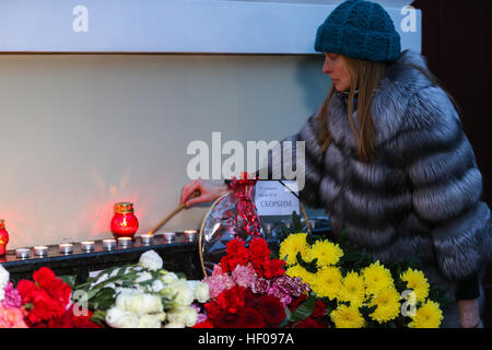 Moscow, Russia. 25th December, 2016. People lays candles near Alexandrov Hall, a rehearsal room of the Alexandrov Ensemble, as they pay tribute to the victims of a Russian Defense Ministry plane crash. A Tupolev Tu-154 plane of the Russian Defense Ministry with 92 people on board crashed into the Black Sea near the city of Sochi on December 25, 2016. The plane was carrying members of the Alexandrov Ensemble, Russian servicemen and journalists to Russia's Hmeymim air base in Syria. Fragments of the plane were found about 1.5km from Sochi coastline. © Victor Vytolskiy/Alamy Live News Stock Photo