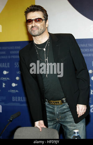 Berlin, Germany. 16th Feb, 2005. (dpa) - British pop singer George Michael arrives for the presentation of the documentary about his life during the 55th Berlinale international film festival in Berlin, Germany, 16 February 2005. 'George Michael: A Different Story' runs in the Berlinale panorama programme. A total of 21 films compete for the Golden and Silver Bear prizes at the Berlinale. | usage worldwide © dpa/Alamy Live News Stock Photo