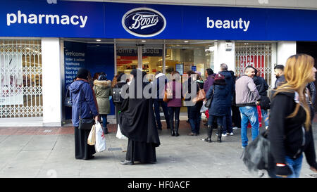 Wood Green, North London 26 Dec 2016 - People queue outside Boots store in Wood Green for the start of the stores Boxing Day sales Credit: Dinendra Haria/Alamy Live News Stock Photo