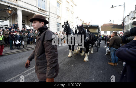 Lewes Sussex UK 26th December 2016 - Hundreds of people line the streets to see the Southdown and Eridge Foxhounds take part in their traditional Boxing Day hunt in Lewes today Photograph taken by Simon Dack/Alamy Live News Stock Photo
