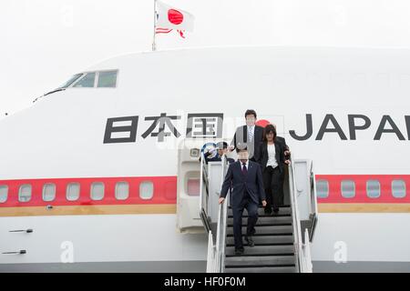 Peral Harbor, USA. 26th Dec, 2016. Japanese Prime Minister Shinzo Abe arrives at the Joint Base Pearl Harbor-Hickam to visit the World War II Pearl Harbor Memorial December 26, 2016 in Pearl Harbor, Hawaii. © Planetpix/Alamy Live News Stock Photo