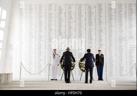 Pearl Harbour, Hawaii. 27th Dec, 2016. U.S President Barack Obama and Japanese Prime Minister Shinzo Abe together place wreaths at the USS Arizona Memorial December 27, 2016 in Pearl Harbor, Hawaii. Abe is the first Japanese leader to publicly view the site of the Pearl Harbor Attack. Credit: Planetpix/Alamy Live News Stock Photo