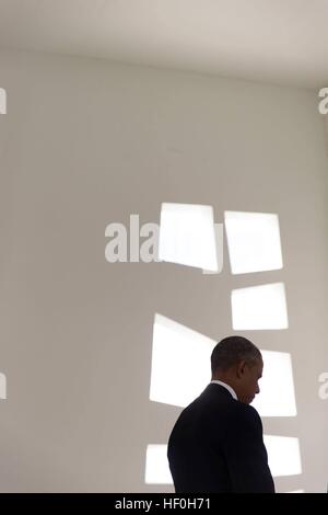 Pearl Harbour, Hawaii. 27th Dec, 2016. U.S President Barack Obama pauses for a moment of silence following a wreath laying ceremony at the USS Arizona Memorial December 27, 2016 in Pearl Harbor, Hawaii. Abe is the first Japanese leader to publicly view the site of the Pearl Harbor Attack. Credit: Planetpix/Alamy Live News Stock Photo