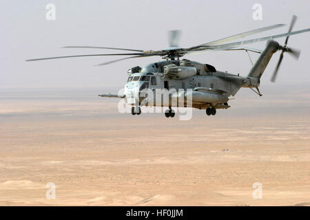 041105-M-6237R-015 Al Asad, Iraq (Nov. 5, 2004) - A CH-53E Super Stallion helicopter, assigned to the 'Sea Horses' of Marine Medium Helicopter Squadron Two Six Five (HMM-265), flies near the Iraqi/Syrian Border. The CH-53E transported Marines assigned to the 31st Marine Expeditionary Unit (MEU) to conduct a site survey of an Iraqi National Guard border fort. U.S. Marine Corps photo by Cpl. Christopher R. Rye (RELEASED) US Navy 041105-M-6237R-015 A CH-53E Super Stallion helicopter flies near the Iraqi-Syrian Border Stock Photo