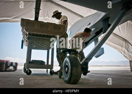 Task Force Corsair aviation mechanics conduct a main rotor rig check on ...