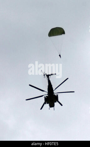 050419-M-5900L-150 Mediterranean Sea (April 19, 2005) - Marines assigned to the 26th Marine Expeditionary Unit (special operations capable) and Israeli Defense Force soldiers descend during a low-level static line jump from a CH-53E Super Stallion helicopter. Marines attached to the 26th MEU trained with the Israeli Defense Force, while operating in the eastern Mediterranean. Kearsarge and embarked 26th MEU are on a scheduled deployment in support of the global war on terrorism. U.S. Marine Corps photo by Lance Cpl. Daniel R. Lowndes (RELEASED) US Navy 050419-M-5900L-150 Marines assigned to th Stock Photo