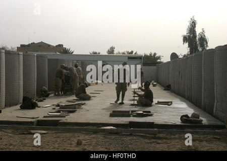 050422-M-8797S-025 Al Anbar Province, Iraq (April 22, 2005) Ð U.S. Navy Seabees construct a solid structured 'chow hall' for the Marines assigned to Camp Blue Diamond. Marines assigned to 2nd Marine Division conduct Security and Stabilization Operations (SASO) in the Al Anabar Province in support of Operation Iraqi Freedom  (OIF). U.S. Marine Corps photo by Cpl. Thomas Schaeffer (RELEASED) US Navy 050422-M-8797S-025 U.S. Navy Seabees construct a solid structured Stock Photo