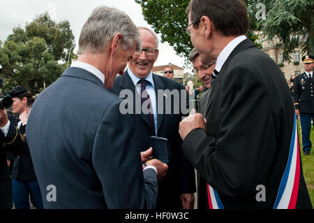 Secretary of the Army, the Honorable John McHugh, receives the key to the city of Carentan, France after participating in a D-Day memorial ceremony, June 4. Task Force 68, which is made up of paratroopers from U.S., Germany, France, Holland, and United Kingdom, marched down the streets of Carentan, France after a memorial ceremony honoring the Soldiers of D-Day. Task Force 68 is in Normandy, France to commemorate the 68th anniversary of D-Day. USACAPOC(A) remembers D-Day 120603-A-GI910-408 Stock Photo