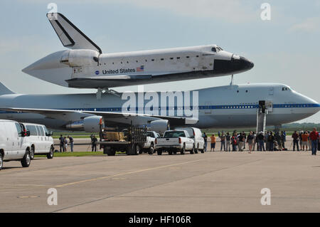 In this image released by the United States Army Reserve, the Space Shuttle Endeavour is shown in Houston, Texas, Wednesday, Sept. 19, 2012. The retired spacecraft made a brief stop at the city's Ellington International Airport before being flown to Los Angeles, where it will be permanently displayed at a museum complex there. The airport is adjacent to Ellington Field Joint Reserve Base, and troops from many of the units stationed there were on hand for the orbiter's arrival. (Photo/75th Training Command, Army Reserve Maj. Adam Collett) Flickr - DVIDSHUB - Army Reserve soldiers salute visitin Stock Photo