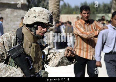 051114-M-5213M-069 Zaidon, Iraq (Nov. 14, 2005) Ð U.S. Marine Corps Lance Cpl. Norman Sorenson, assigned to 1st Platoon, Echo Company, 2d Battalion, 2d Marines, helps search an Iraqi school in Zaidon, Iraq. U.S. Marine Corps photo by Sgt. Paul S. Mancuso (RELEASED) US Navy 051114-M-5213M-069 U.S. Marine Corps Lance Cpl. Norman Sorenson, assigned to 1st Platoon, Echo Company, 2d Battalion, 2d Marines, helps search an Iraqi school in Zaidon, Iraq Stock Photo