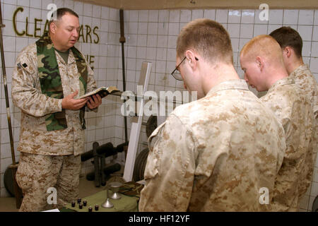 051225-M-7173M-008 Saqlawiyah, Iraq (Dec. 25, 2005) - U.S. Navy Chaplain, Lt. Tim Hall, leads U.S. Marines with Gulf Company, 2nd Battalion, 6th Marine Regiment, in prayer during a special Christmas service in Iraq. U.S. Marine Corps photo by Lance Cpl. Mark E. Morrow Jr. (RELEASED) US Navy 051225-M-7173M-008 U.S. Navy Chaplain, Lt. Tim Hall, leads U.S. Marines with Gulf Company, 2nd Battalion, 6th Marine Regiment, in prayer during a special Christmas service in Iraq Stock Photo