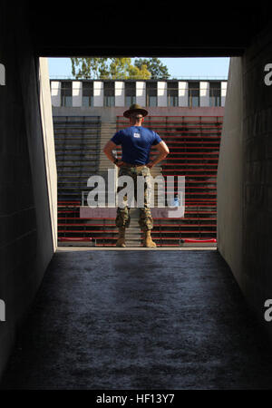 Drill instructor Staff Sgt. Luis Cardenas watches the first Semper Fidelis All-American West practice at Santa Ana Stadium on Dec. 31. More than 100 football players from across the country will participate in the Semper Fidelis All-American Bowl on Jan. 4, 2013. (US Marine Corps photo by Staff Sgt. Clinton Firstbrook) Semper Fidelis All-American Bowl - West team practice, Day 1 121231-M-AV740-225 Stock Photo