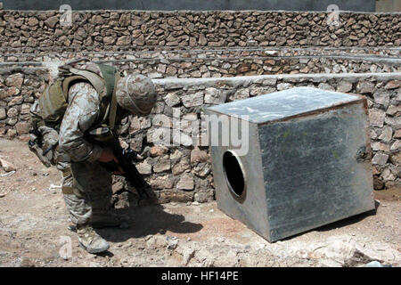 060412-M-4783L-077 Al Anbar Province, Iraq (April 12, 2006) - Hospital Corpsman 2nd Class Luke L. Keene of 3rd Squad, 1st Platoon, Charley Company, 1st Battalion, 7th Marines search a metal container during a presence patrol in support of security and stabilization operations. U.S. marine Corps photo by Pfc. Lara Renato (RELEASED) US Navy 060412-M-4783L-077 Hospital Corpsman 2nd Class Luke L. Keene searches a metal container in support of security and stabilization operations Stock Photo