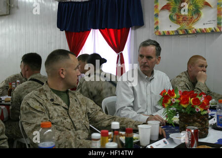 060419-M-7416H-014 Al Anbar, Iraq (April 19, 2006) - New Hampshire Senator Judd Gregg has dinner with U.S. Marines from his home state at the Camp Fallujah dining facility. I MEF (FWD) is deployed in support of Operation Iraqi Freedom (OIF) to develop the Iraqi Security Forces, facilitate the development of official rule of law through democratic government reforms and continue the development of a market based economy centered on Iraqi Reconstruction. U.S. Marine Corps photo by Lance Cpl. Angela Hitchcock (RELEASED) US Navy 060419-M-7416H-014 New Hampshire Senator Judd Gregg has dinner with U Stock Photo