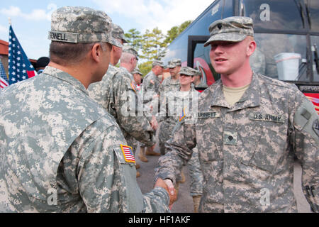 U.S. Soldiers with the 132nd Military Police Company, South Carolina Army National Guard, are welcomed home by fellow Soldiers at the West Columbia Army National Guard Armory in West Columbia, S.C., June 4, 2013. (U.S. Air National Guard photo by Staff Sgt. Jorge Intriago/Released) 132nd Military Police Company returns home from Kosovo 130604-Z-XH297-001 Stock Photo