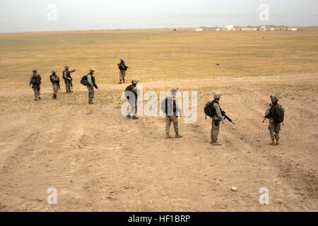 070426-M-6412J-023 CAMP UDAIRI, Kuwait (April 26, 2007) - Marines and Sailors from Echo Company, Battalion Landing Team 2, 2nd Marine Regiment, 26th Marine Expeditionary Unit, rehearse squad rushes. The unit is ashore in Kuwait conducting sustainment training at Udairi Range. U.S. Marine Corps photo by Lance Cpl. Patrick M. Johnson-Campbell (RELEASED) US Navy 070426-M-6412J-023 Marines and Sailors from Echo Company, Battalion Landing Team 2, 2nd Marine Regiment, 26th Marine Expeditionary Unit, rehearse squad rushes Stock Photo