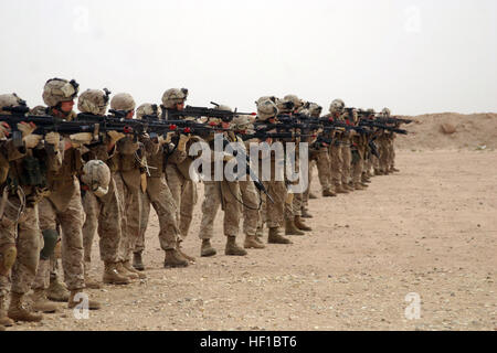 070426-M-6412J-029 CAMP UDAIRI, Kuwait (April 26, 2007) - Marines and Sailors from Echo Company, Battalion Landing Team 2, 2nd Marine Regiment, 26th Marine Expeditionary Unit, test fire their weapons before a practice patrol. The unit is ashore in Kuwait conducting sustainment training at Udairi Range. U.S. Marine Corps photo by Lance Cpl. Patrick M. Johnson-Campbell (RELEASED) US Navy 070426-M-6412J-029 Marines and Sailors from Echo Company, Battalion Landing Team 2, 2nd Marine Regiment, 26th Marine Expeditionary Unit, test fire their weapons before a practice patrol Stock Photo