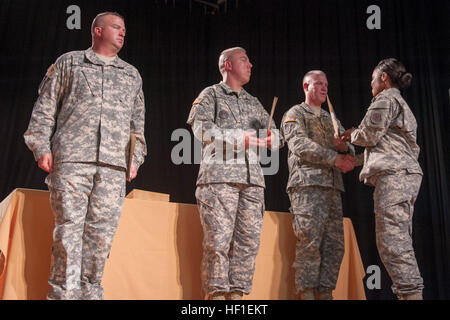 Army personnel from the 525th Military Police Battalion participate in ...