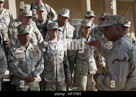 071028-M-0650G-009 CAMP FALLUJAH, Iraq (Oct. 28, 2007) - Master Chief Petty Officer of the Navy (MCPON) Joe R. Campa Jr. talks with chief petty officers assigned to II Marine Expeditionary Force. MCPON, along with Chief of Naval Operations (CNO) Adm. Gary Roughead, visited Sailors throughout the Al Anbar Province of Iraq and thanked them for their dedication to service. U.S. Marine Corps photo by Lance Cpl. Caleb Gomez (RELEASED) US Navy 071028-M-0650G-009 Master Chief Petty Officer of the Navy (MCPON) Joe R. Campa Jr. talks with chief petty officers assigned to II Marine Expeditionary Force Stock Photo