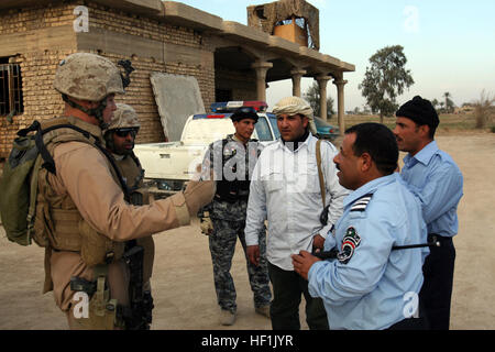 071229-M-4746J-063 ZAIDON, Iraq (Dec. 29, 2007) 2nd Lt. Christian Schmidle, assigned to I Co., 3rd Battalion, 3rd Marine Regiment, speaks with Iraqi policemen in Zaidon, Iraq, during a mission to gather information, patrol area neighborhoods and interact with the residents, and prevent enemy freedom of movement. U.S. Marine Corps photo by Lance Cpl. Michael E. Juneau Jr. (Released) US Navy 071229-M-4746J-063 2nd Lt. Christian Schmidle, assigned to I Co., 3rd Battalion, 3rd Marine Regiment, speaks with Iraqi policemen in Zaidon, Iraq Stock Photo