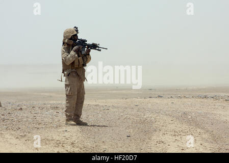 080610-M-8774P-004 AFGHANISTAN  (June 10, 2008) A U.S. Navy hospital corpsman assigned to Echo Co., 2nd Battalion, 7th Marines, posts security for a halted convoy in the Helmand province of. 2nd Battalion 7th Marines is based out of the Marine Air Ground Combat Center at 29 Palms, Calif. and is a reinforced light infantry Battalion deployed to Afghanistan supporting Operation Enduring Freedom. U.S. Marine Corps photo by Lance Cpl. Chad J. Pulliam (Released) US Navy 080610-M-8774P-004 A U.S. Navy hospital corpsman assigned to Echo Co., 2nd Battalion, 7th Marines, posts security for a halted con Stock Photo