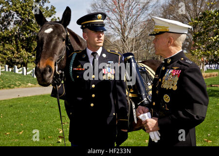 The Commandant of the Marine Corps (CMC), Gen. James F. Amos, right, speaks with an Army sergeant with the Army Honor Guard during a memorial service in honor of the 30th CMC, retired Gen. Carl E. Mundy Jr., at the Marine Corps War Memorial in Arlington, Va., April 12, 2014. Mundy served as commandant from 1991-1995. (U.S. Marine Corps photo by Sgt. Mallory S. VanderSchans/Released) Gen. Carl E. Mundy, Jr. Memorial Ceremony 140412-M-LU710-034 Stock Photo