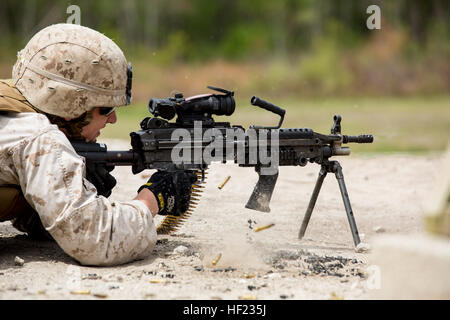 A Marine with Alpha Company, 8th Engineer Support Battalion, 2nd Marine Logistics Group fires an M-249 Squad Automatic Weapon during a machine gun shoot aboard Camp Lejeune, N.C., April 14, 2014. Instructors prepared the company's Marines for the range by holding several classes before taking to the firing line and engaging targets up to 400 yards away. (U.S. Marine Corps photo by Cpl. Shawn Valosin) 8th ESB stays sharp on the trigger 140414-M-IU187-004 Stock Photo