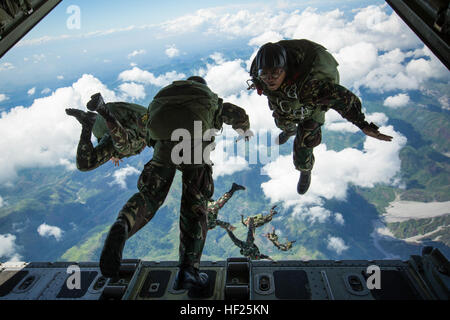 Philippine Army Special Forces freefall jumper with Special Operations ...
