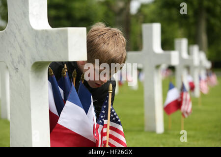 Volunteers including Marines, familly members and grounds keepers placed French and American flags in front each of the 2,289 grave markers on Saturday prior to the Belleau Wood memorial.  United States Marines and their French counterparts gathered at Aisne-Marne American Cemetery May 25 to celebrate Memorial Day, and to mark the 96th anniversary of the historic Battle of Belleau Wood. The event was held in the memorial cemetery which lies adjacent to the historic grounds of Belleau Wood and featured the laying of wreathes, a firing of volleys, the playing of 'TAPS,' raising of the American a Stock Photo