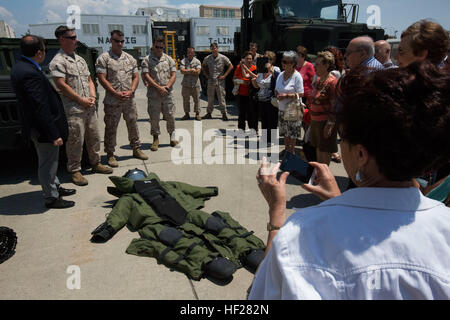 Members of Special Purpose Marine Air-Ground Task Force-Africa’s Explosive Ordnance Disposal Team, talk about EOD assets to a local tour group, June 15th, 2014 at Naval Air Station, Sigonella, Italy.  For the tour, Special Purpose Marine Air-Ground Task Force (SPMAGTF)-Africa and SPMAGTF -Crisis Response showcased their 7-ton trucks, Explosive Ordnance Disposal (EOD) bomb suits, EOD robots, MV-22 Ospreys and KC-130s.  (Official Marine Corps photo by Staff Sgt. Tanner M. Iskra, SPMAGTF-AF, 2nd Marine Division Combat Camera/Released) Local Sicilian Lion's Club Tour SPMAGTF-AF and SPMAGTF-CR Capa Stock Photo