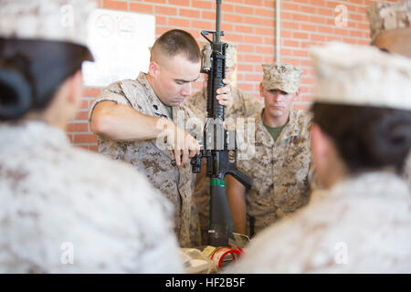 Female Marines with Alpha Company, Infantry Training Battalion, School ...