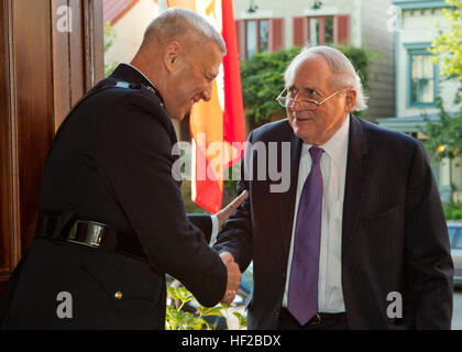 The Evening Parade host, the Assistant Commandant of the Marine Corps, Gen. John M. Paxton, Jr., left, greets the parade guest of honor, Michigan Sen. Carl M. Levin, during the parade reception at the Home of the Commandants in Washington, D.C., July 25, 2014. The Evening Parades are held every Friday night during the summer months. (U.S. Marines Corps photo by Cpl. Tia Dufour/Released) Evening Parade 140725-M-KS211-001 Stock Photo