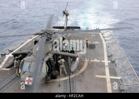 Crew members of the Oliver Hazard Perry-class guided-missile frigate USS McClusky (FFG-41) refuel a UH-60 Black Hawk helicopter assigned to Joint Task Force Bravo's 1-228th Aviation Regiment during deck landing qualifications off the Pacific coast of Honduras, Aug. 3, 2014. The training, which was conducted approximately 20 miles off the coast, was done to qualify 1-228th pilots and crew chiefs on shipboard operations. (Photo by U.S. Air National Guard Capt. Steven Stubbs) US Army aviation accomplishes deck landing qualification 140803-Z-BZ170-003 Stock Photo