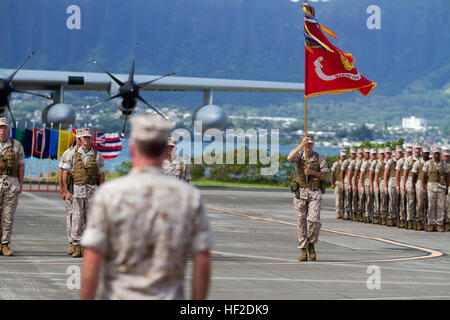 U.S. Marine Corps Sgt. Maj. William T. Stables, U.S. Marine Corps Forces, Pacific sergeant major, delivers the colors during the U.S. Marine Corps Forces, Pacific change of command ceremony on Marine Corps Base Hawaii, August 15, 2014.Lt. Gen. John A. Toolan, Jr. assumed command from Lt. Gen. Terry G. Robling during the ceremony.  (U.S. Marine Corps photo by Lance Cpl. Aaron S. Patterson/Released) Marine Corps Forces, Pacific (MARFORPAC) Change of Command 140815-M-QH615-012 Stock Photo