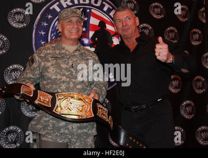 KRT STAND ALONE SPORTS PHOTO SLUGGED: WWEHALLOFFAME KRT PHOTOGRAPH BY  NICOLAS KHAYAT/ABACA PRESS (March 13) Baseball legend Pete Rose, WWE  Chairman Vince McMahon and WWE legend Jesse The Body Ventura pose together