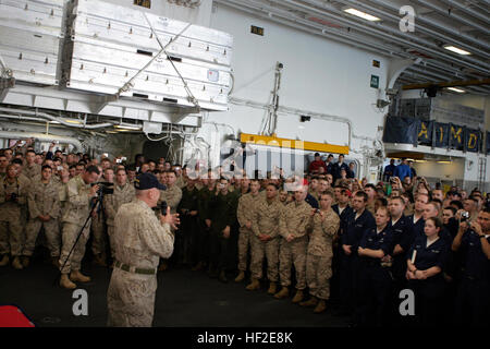 081208-M-6412J-085 PERSIAN GULF (Dec. 8, 2008) Actor and Marine Corps icon Gunnery Sgt. R. Lee Ermey speaks to Marines and sailors aboard the USS Iwo Jima (LHD-7) in the  Arabian Gulf, Dec. 8, 2008. Ermey visited the USS Iwo Jima as a Moral, Welfare and Recreation (MWR) event for deployed troops during the holiday season. The 26th Marine Expeditionary Unit and Iwo Jima Strike Group are currently deployed to the 5th fleet area of operation. (U.S. Marine Corps photo by Cpl. Patrick M. Johnson-Campbell/Released) US Navy 081208-M-6412J-085 Actor and Marine Corps icon Gunnery Sgt. R. Lee Ermey spea Stock Photo