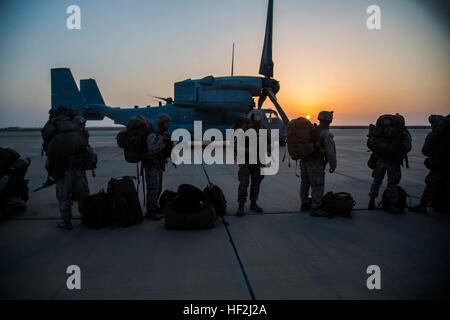 U.S. Marines with 2nd Battalion, 7th Marine Regiment, Special Purpose Marine Air Ground Task Force - Crisis Response - Central Command, prepare to board MV-22B Ospreys from Marine Medium Tiltrotor Squadron 163, 11th Marine Expeditionary Unit, in the U.S. Central Command area of responsibility, Oct. 6, 2014. The Marines and sailors of SPMAGTF-CR-CC serve as an expeditionary, crisis-response force capable of supporting the evolving requirements of U.S. Marine Corps Forces Central Command and U.S. Central Command. (U.S. Marine Corps photo by Lance Cpl. Skyler E. Treverrow/Released) 15.1 - 2-7 Fli Stock Photo