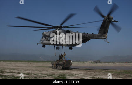 U.S. Marines with Combat Logistics Battalion 15, 15th Marine Expeditionary Unit, attach a LAV-25 light armored vehicle to a CH-53E Super Stallion during an external extract aboard Camp Pendleton, Calif., Jan. 21, 2015. The CH-53E is assigned to Marine Medium Tiltrotor Squadron 161 (Reinforced). As the 15th MEU’s combat logistics element and the air combat element respectively, CLB-15 and VMM-161 (Rein.) work together to enhance their combat skills in environments similar to those they may find in future missions. (U.S. Marine Corps photo by Cpl. Steve H. Lopez/Released) 15th MEU Marines conduc Stock Photo