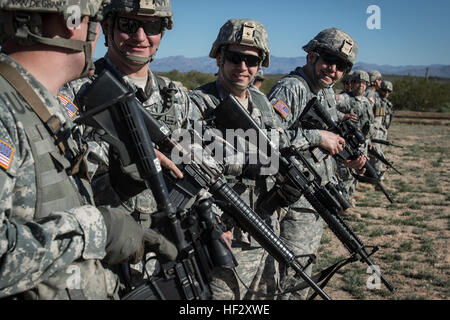 Arizona Army National Guard Soldiers with the 855th Military Police ...