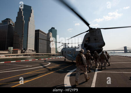 On a helipad on the lower-east side of Manhattan, Marines from 2nd Battalion, 6th Marine Regiment with Special Purpose Marine Air Ground Task Force - New York, led by 24th Marine Expeditionary Unit, load onto a CH-46E Sea Knight to travel to a simulated raid of Eisenhower Park in Long Island, N.Y., May 23. The event allowed area residents to walk through helicopters and view static displays of weapons.The 24th MEU has more than 900 Marines who are slated to showcase several events for New York's Fleet Week 2009. New York's Fleet Week 2009 DVIDS174627 Stock Photo