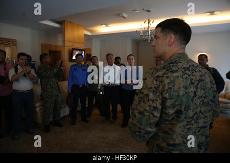 U.S. Marine Corps Col. Romin Dasmalchi, commanding officer, 31st Marine Expeditionary Unit, speaks to members of the Malaysian Armed Forces and civilians Feb. 27 prior to a theater security cooperation event. After the brief, the group boarded an MV-22B Osprey to watch Marines with Battalion Landing Team 2nd Battalion, 4th Marines, 31st MEU execute a live-fire exercise. The Marines of the 31st MEU are currently conducting the annual Spring Patrol of the Asia-Pacific region. (U.S. Marine Corps photo by Lance Cpl. Ryan C. Mains /Released) US Marines demonstrate capabilities to Malaysian Armed Fo Stock Photo