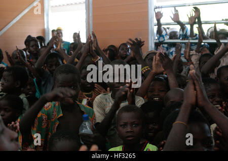 Children celebrate and cheer as they view the new classrooms built during exercise Shared Accord, a combined U.S.-Benin military exercise, June 17, 2009, in Wanrarou, Benin. (U.S. Marine Corps photo by Master Sgt. Michael Q. Retana/Released) Children in Wanrarou, Benin 2009-06-17 Stock Photo