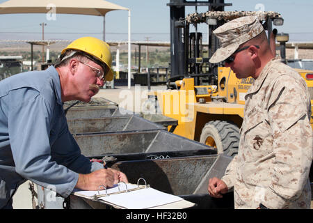 090624-M-0581G-012 TWENTYNINE PALMS, Calif. (June 24, 2009) Leroy Edick, a work leader with the Residue Processing Service, obtains information about range dunnage from U.S. Marine 1st Lt Hugh Conway, Weapons Platoon Commander, Company E, 2nd Battalion, 7th Marines, at the Range Sustainment Branch at the Marine Corps Air Ground Combat Center. (U.S. Marine Corps photo by Lance Corporal Kelsey J. Green/Released) US Navy 090624-M-0581G-012 Leroy Edick, a work leader with the Residue Processing Service, obtains information about range dunnage from U.S. Marine 1st Lt Hugh Conway, Weapons Platoon Co Stock Photo