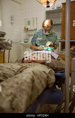 090626-M-1609K-011 AL ASAD, Iraq (May 30, 2009) Lt. Corinne C. Devin, from Las Vegas, Nev. deployed with Combat Logistics Battalion-7 (CLB-7), performs a composite filling procedure on a patient at the Wing Medical Clinic. CLB-7 is deployed as part of Multi National Forces-West supporting Operation Iraqi Freedom in Al Anbar Province, Iraq. (U.S. Marine Corps photo by Lance Cpl. John A. Krake/Released) US Navy 090626-M-1609K-011 Lt. Corinne C. Devin, from Las Vegas, Nev. deployed with Combat Logistics Battalion-7 (CLB-7), performs a composite filling procedure on a patient at the Wing Medical C Stock Photo