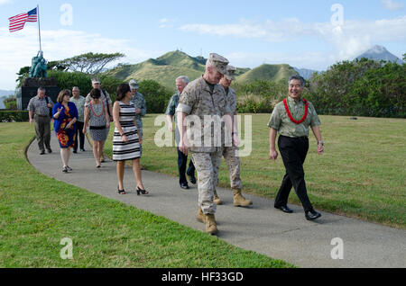 Lt. Gen. John A. Toolan (front left), commanding general, U.S. Marine Corps Forces, Pacific, chats with Hawaii Gov. David Ige (front right) at the Pacific War Memorial, March 16, 2015. Ige and his spouse, Dawn, visited Marine Corps Base Hawaii for a tour. (U.S. Marine Corps photo by Kristen Wong/Released) Governor of Hawaii visits K-Bay 150316-M-TH981-001 Stock Photo