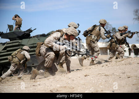 U.S. Marines with Kilo Company, Battalion Landing Team 3rd Battalion, 6th Marine Regiment, 24th Marine Expeditionary Unit, prepare to assault a simulated objective during Exercise Eagle Resolve 2015 at Failaka Island, Kuwait, March 24, 2015. Eagle Resolve is the premiere Arabian Peninsula/gulf region exercise among the United States, Gulf Cooperation Council nations, and international partners. It serves to address regional challenges associated with asymmetric/unconventional warfare in a multi-national environment. (U.S. Marine Corps photo by Sgt. Devin Nichols) US Marines, Gulf, internationa Stock Photo