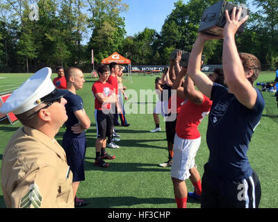 Staff Sgt. Matthew Dominy monitors ammo can lifts of high school football players during the beginning hours of the Semper Fidelis All-American Camp at St. John Preparatory High School in Danvers, Massachusetts, June 7. Nearly 200 top football players from high schools throughout the New England states, including New York, Pennsylvania and New Jersey, received training from the NFL and college football coaches while fighting for a spot to play in the 2016 Semper Fidelis All-American Bowl game in California. Dominy is a canvassing recruiter with Recruiting Substation North Boston, Mass., Recrui Stock Photo