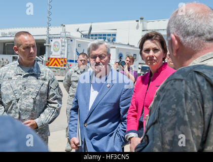 The 132nd Wing in Des Moines, Iowa welcomes the Governor of Iowa, Terry Branstad (blue jacket) and the Lieutenant Governor of Iowa, Kim Reynolds (pink jacket) for a tour of the Wing’s capabilities on Tuesday, June 9, 2015; The Adjutant General of Iowa, Maj. Gen. Timothy Orr (far left, facing camera) is also in attendance.  Along with the unit’s three new missions (Intelligence Surveillance Reconnaissance, Defensive Cyber Operations, MQ-9 flying operations), the 132nd also serves the nation, state and community as a unified total force wing; Chief Warrant Officer 4 Greg Wilbur (far right, with  Stock Photo