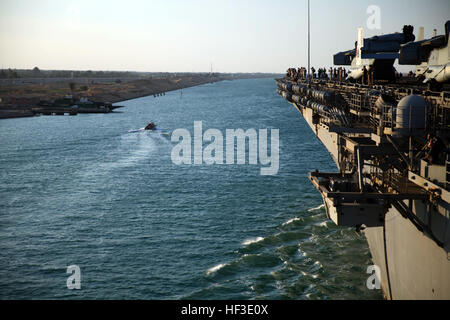The amphibious assault ship USS Iwo Jima (LHD 7), with embarked Marines from the 24th Marine Expeditionary Unit, sails through the Suez Canal, June 21, 2015. The 24th MEU and Iwo Jima Amphibious Ready Group transited through the canal, a 120-mile long waterway connecting the Red Sea to the Mediterranean, and entered the U.S. 6th Fleet area of operations. The 24th MEU is deployed on the ships of the Iwo Jima ARG in support of U.S. national security interests in the U.S. 6th Fleet area of operations. (U.S. Marine Corps photo by Lance Cpl. Austin A. Lewis) The 24th MEU transits through the Suez 1 Stock Photo